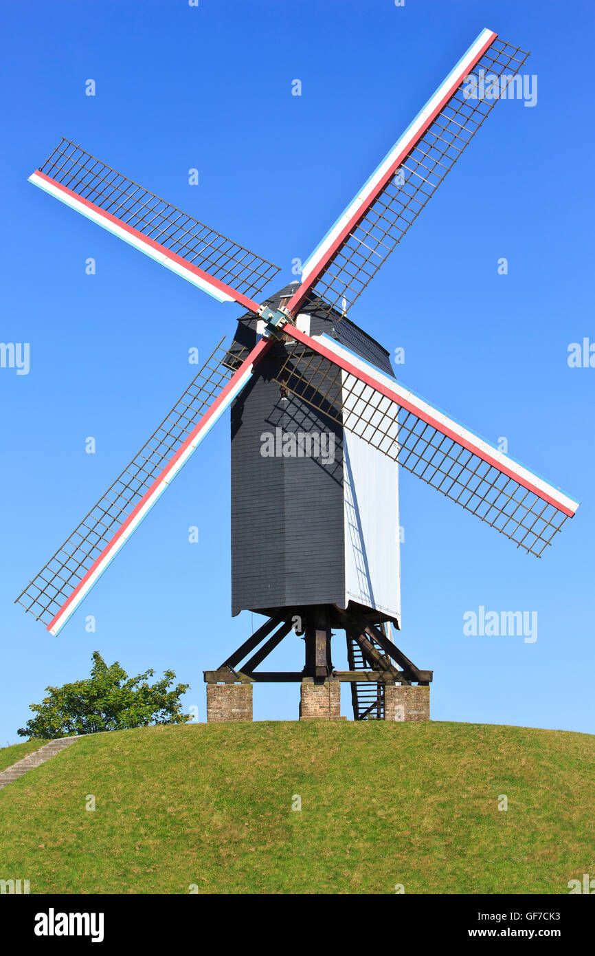 La Bonne Chiere Windmill en Brujas, Bélgica Foto de stock