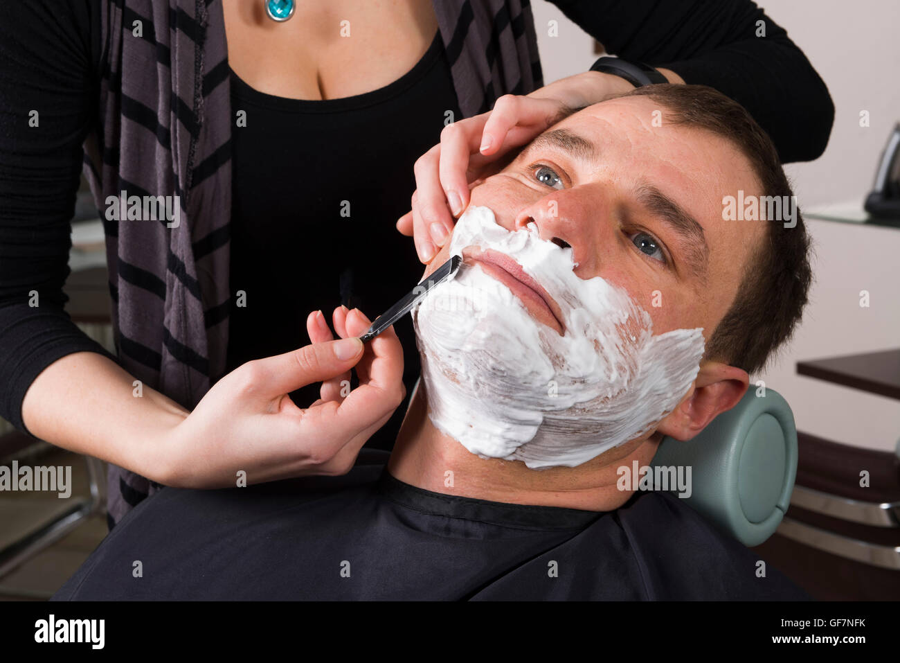 Hombre que afeitar, peluquería, Alemania Foto de stock