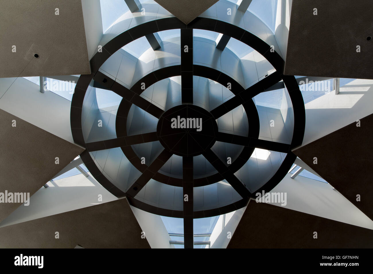 Vista De Angulo Bajo Techo Estampadas Con Tragaluz Moderno Fotografia De Stock Alamy