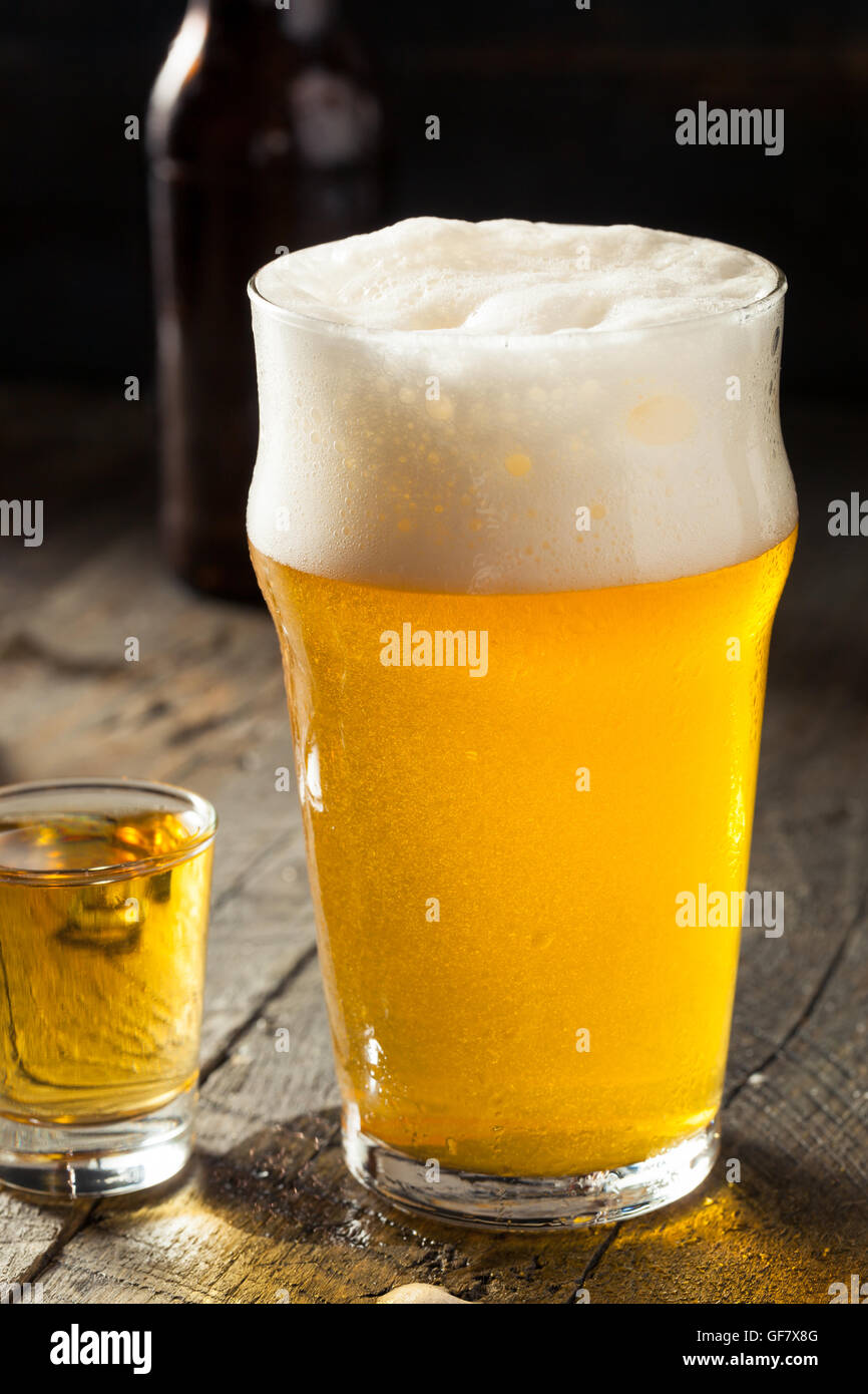 Cerveza y whisky refrescante cóctel Boilermaker Shot Fotografía de stock -  Alamy