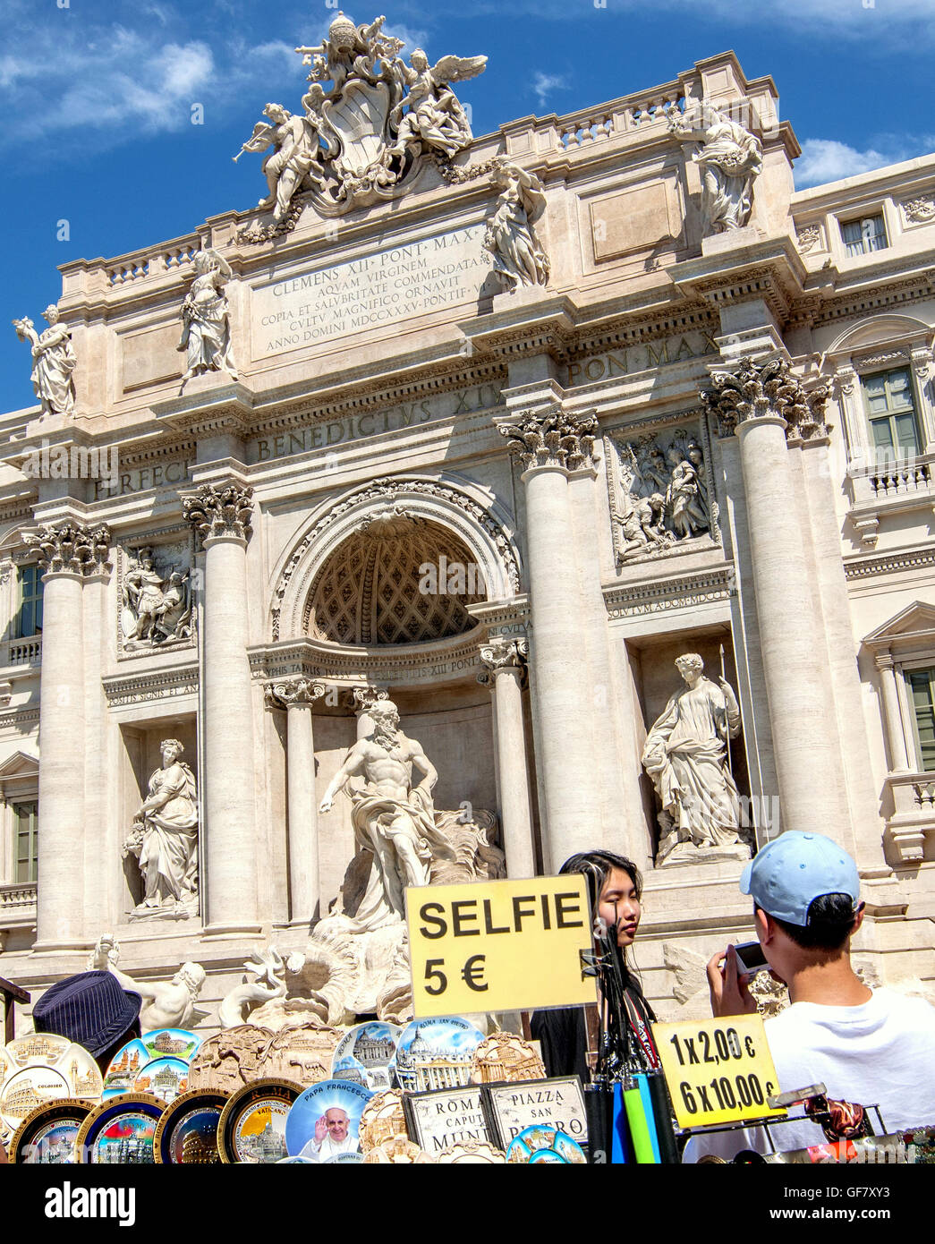 Roma, Italia. 28 de julio de 2016. Los turistas en la Fontana de Trevi,  conocida en todo el mundo, porque se establece grandes películas, como 'La  dulce vida' de Federico Fellini y