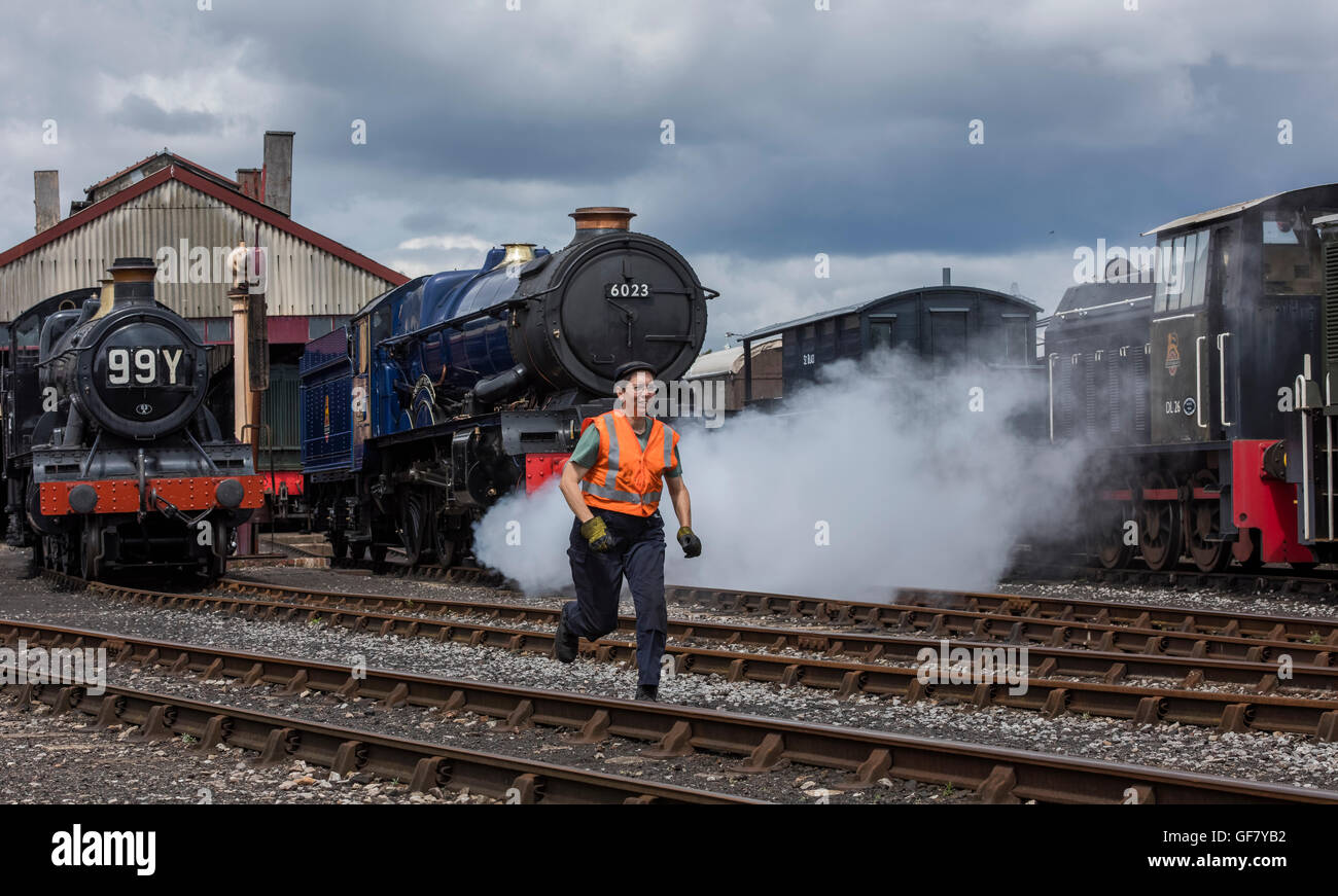 Voluntario en la Didcot Railway Centre antes de restaurar el rey Edward II locomotora a vapor para asegurar el tren está lleno de carbón Foto de stock