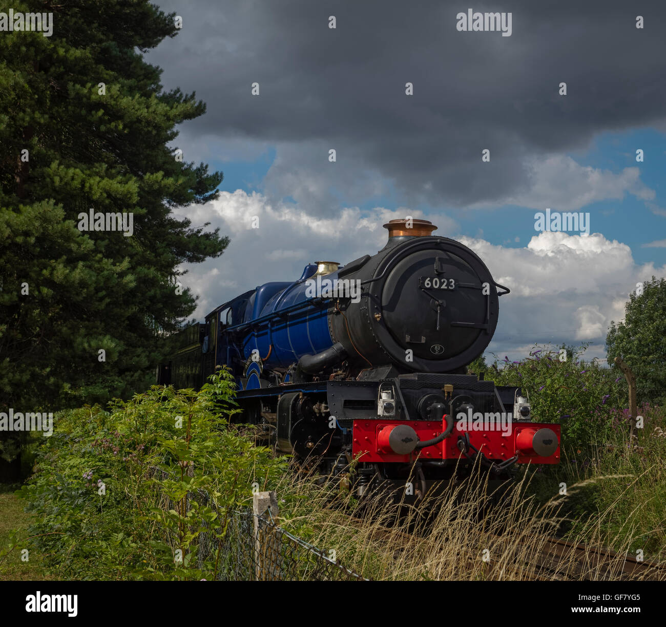 El rey Eduardo II restauró el tren de vapor a la locomotora de motor Didcot Railway Centre, pero mirando como en campo abierto Foto de stock