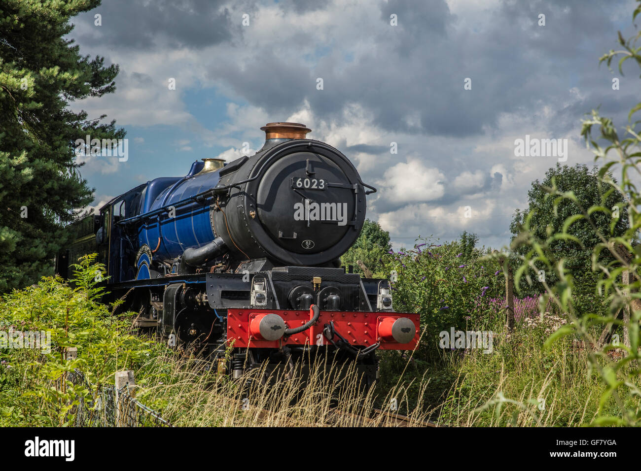 El rey Eduardo II restauró una locomotora a vapor en la vía férrea en la campiña en Didcot Railway Centre en Oxfordshire Foto de stock