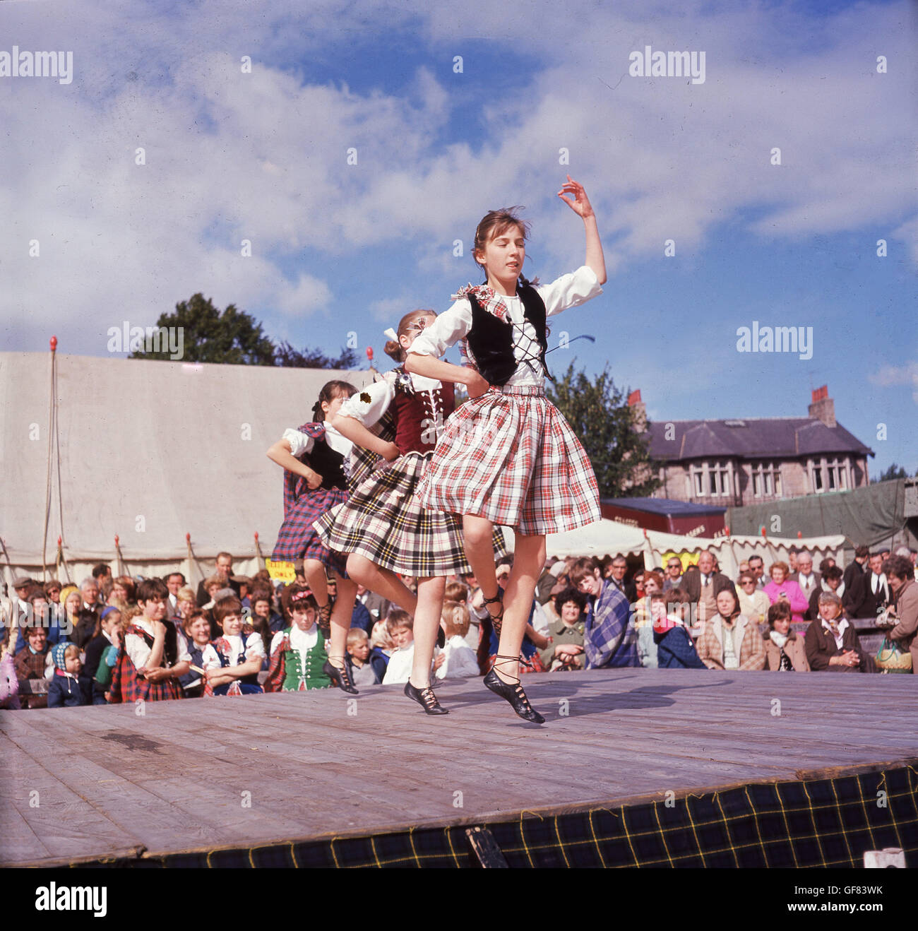 Chicas de los sesenta bailando fotografías e imágenes de alta resolución -  Alamy