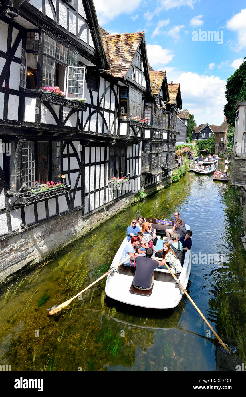 Canterbury, Kent, UK. Los barcos turísticos sobre el Río Stour como pasa por debajo de la calle principal Foto de stock