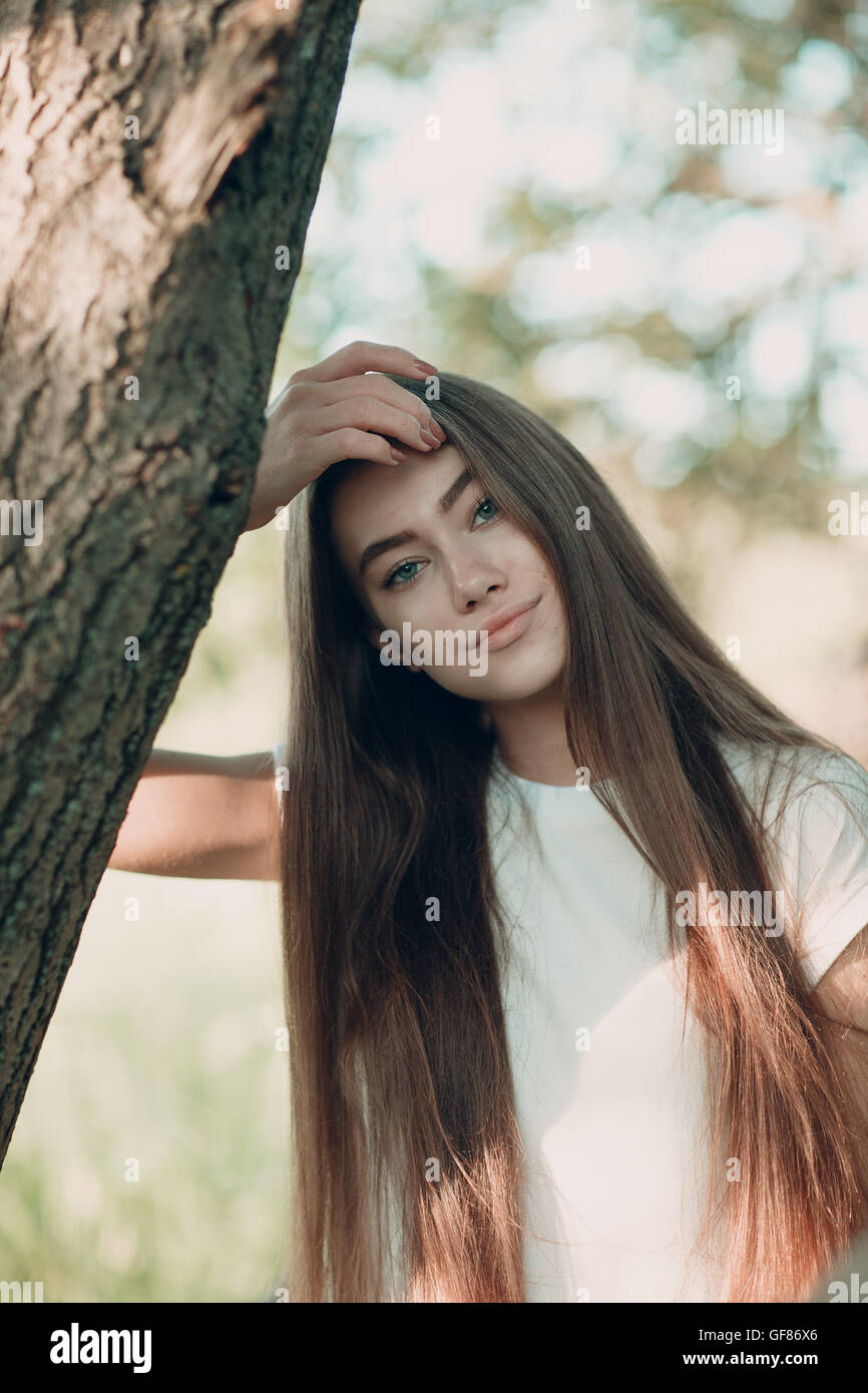 Chica con ojos azules y pelo largo Fotografía de stock - Alamy