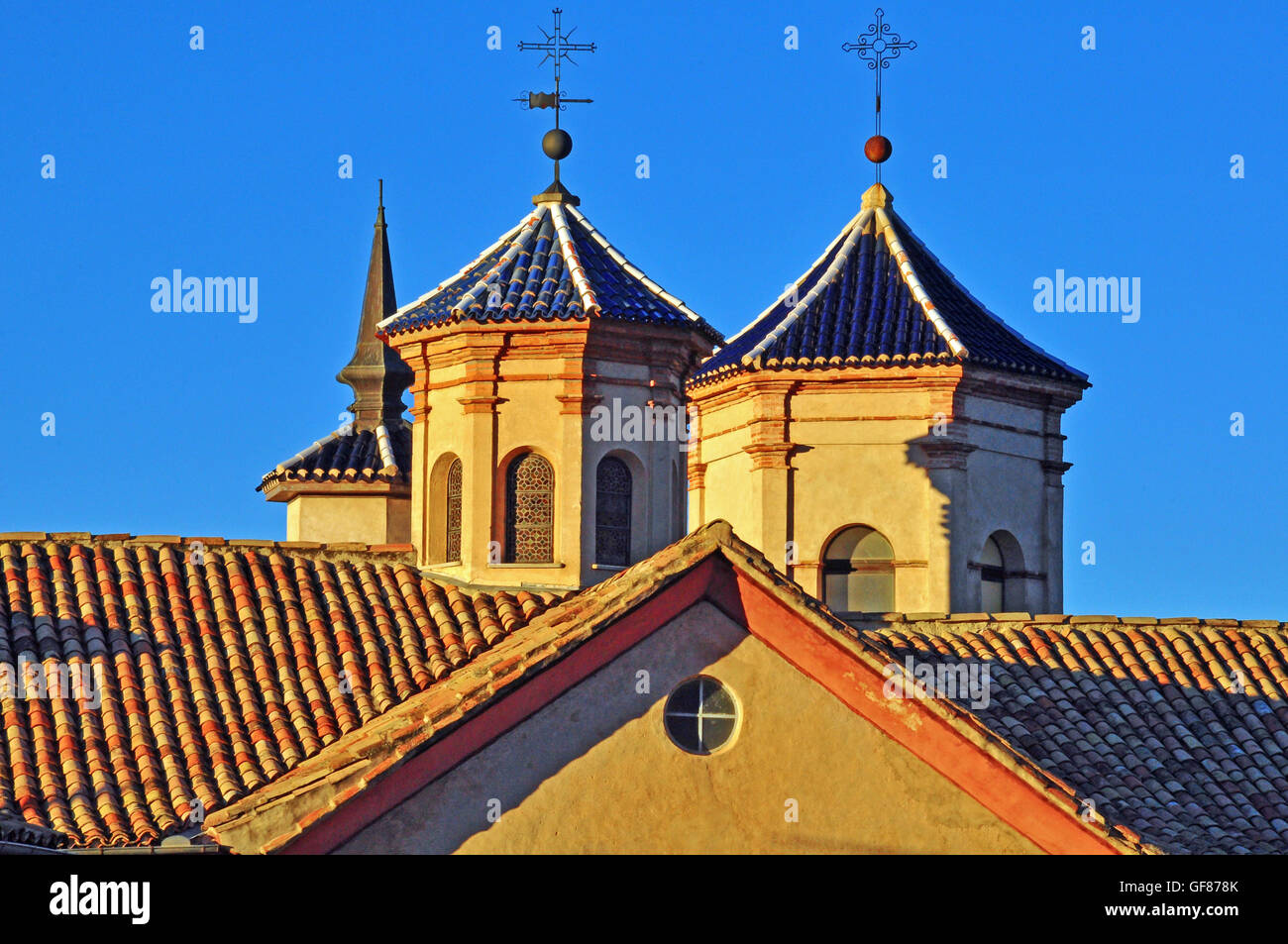 Torres en estilo arquitectónico mudéjar, Cuenca, España Foto de stock