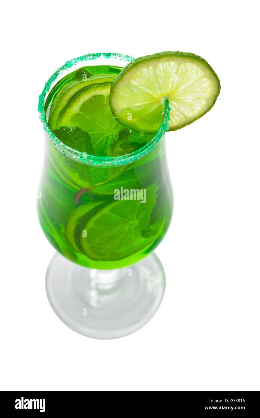 Limón y menta verde, beber vodka aislado sobre fondo blanco. Foto de stock
