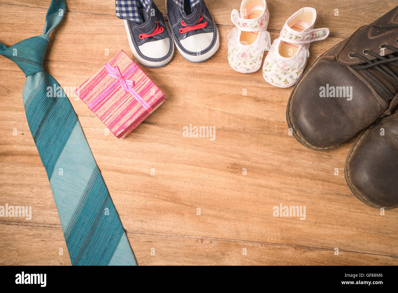 Botas De Papa Zapatos Del Bebe Corazones Textil Don Y Corbata Azul Sobre Fondo De Madera Dia Del Padre Concepto Color Vintage Fotografia De Stock Alamy Marcas cerveza pack dia del padre vectores gratis. https www alamy es foto botas de papa zapatos del bebe corazones textil don y corbata azul sobre fondo de madera dia del padre concepto color vintage 112664502 html