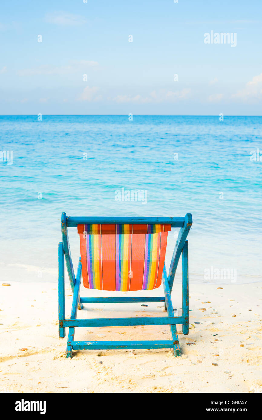 Mar azul y la arena blanca playa con sillas de playa en verano, ningún pueblo, Samed island, Tailandia - vacaciones de verano y vacaciones con Foto de stock