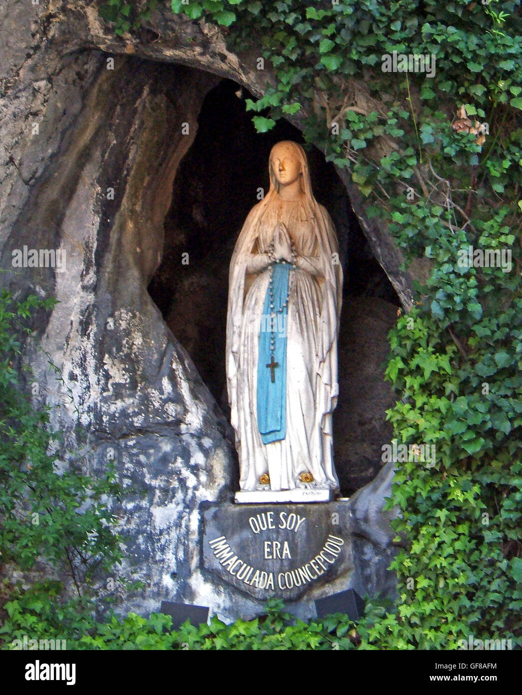 La estatua de la Virgen María en la Gruta sagrada en la ciudad francesa de Lourdes, situado en los Pirineos, ha sido un lugar sagrado desde 1858 Foto de stock