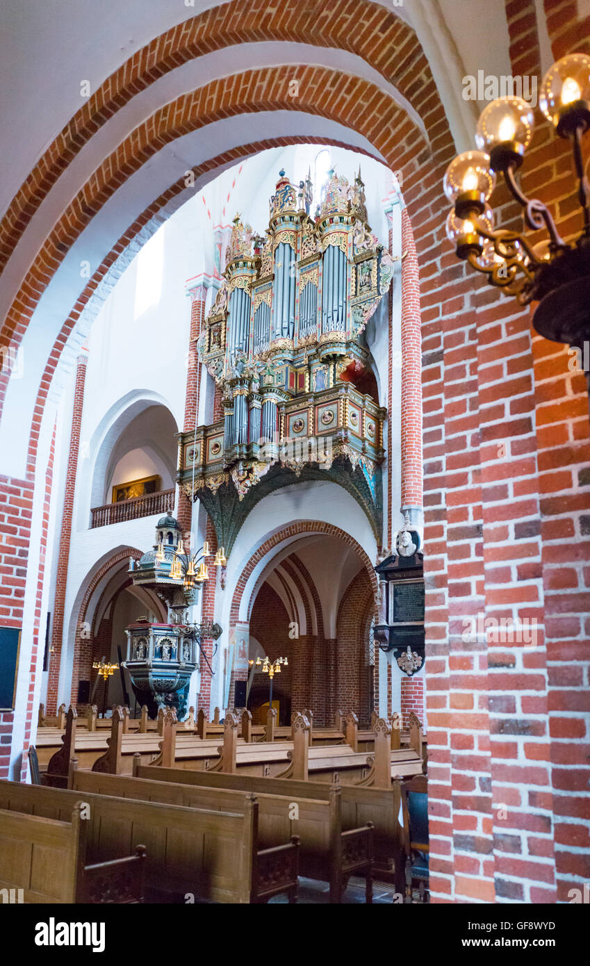 Roskilde, Dinamarca - 23 de julio de 2015: El antiguo órgano de la catedral gótica Foto de stock