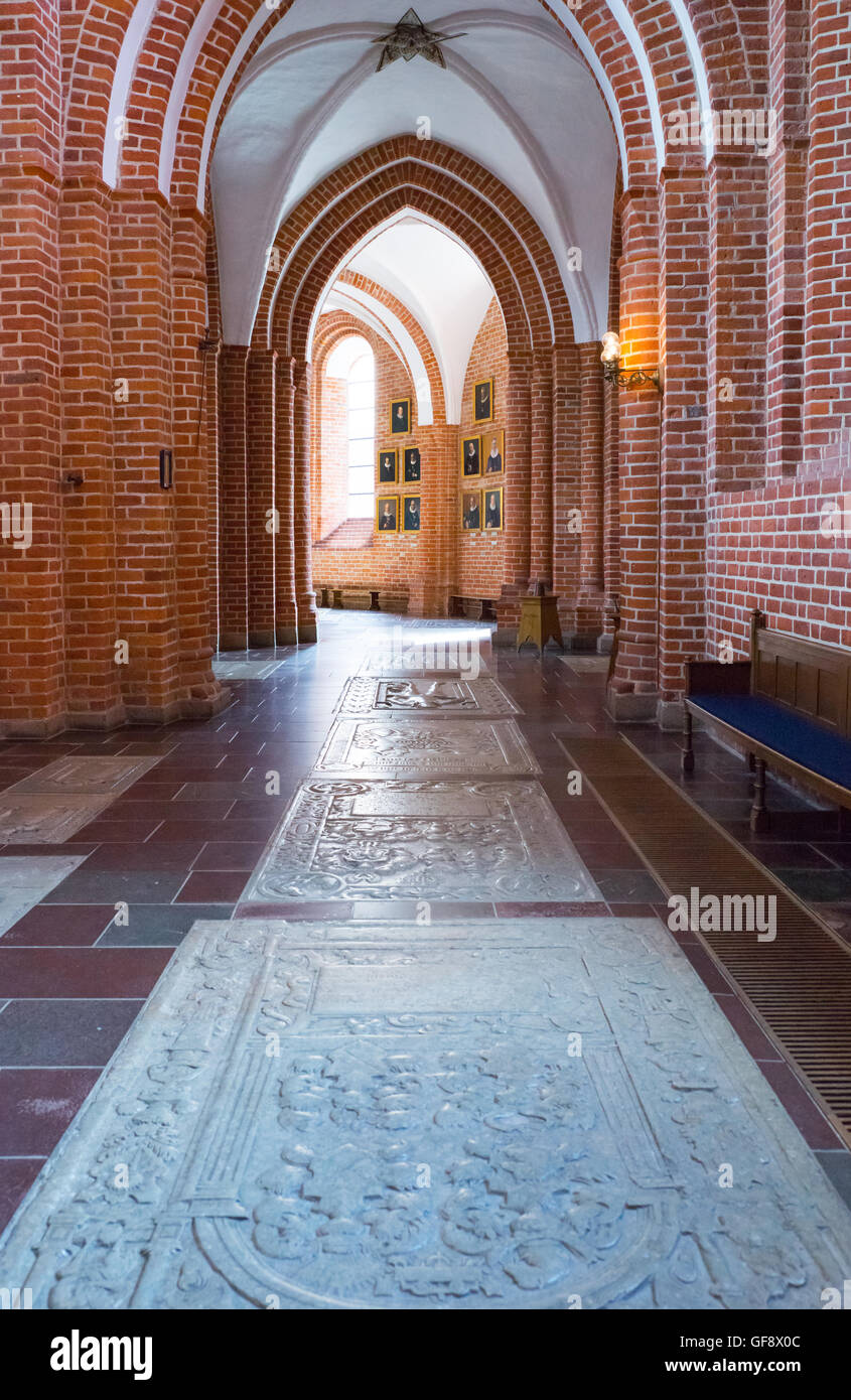 Roskilde, Dinamarca - Julio 23, 2015: La nave lateral de la catedral medieval Foto de stock