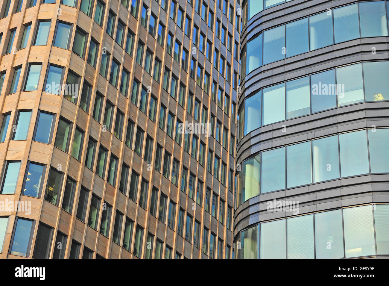 El exterior del edificio de oficinas Foto de stock