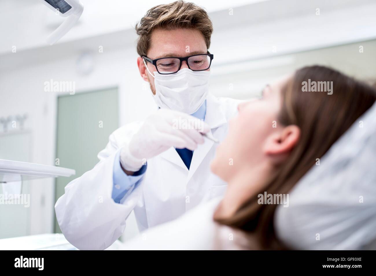 Modelo liberado. Dentista examinar los dientes del paciente en el dentista clínica. Foto de stock
