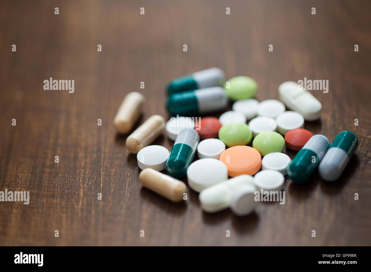 Cerca de distintas drogas sobre la mesa Foto de stock