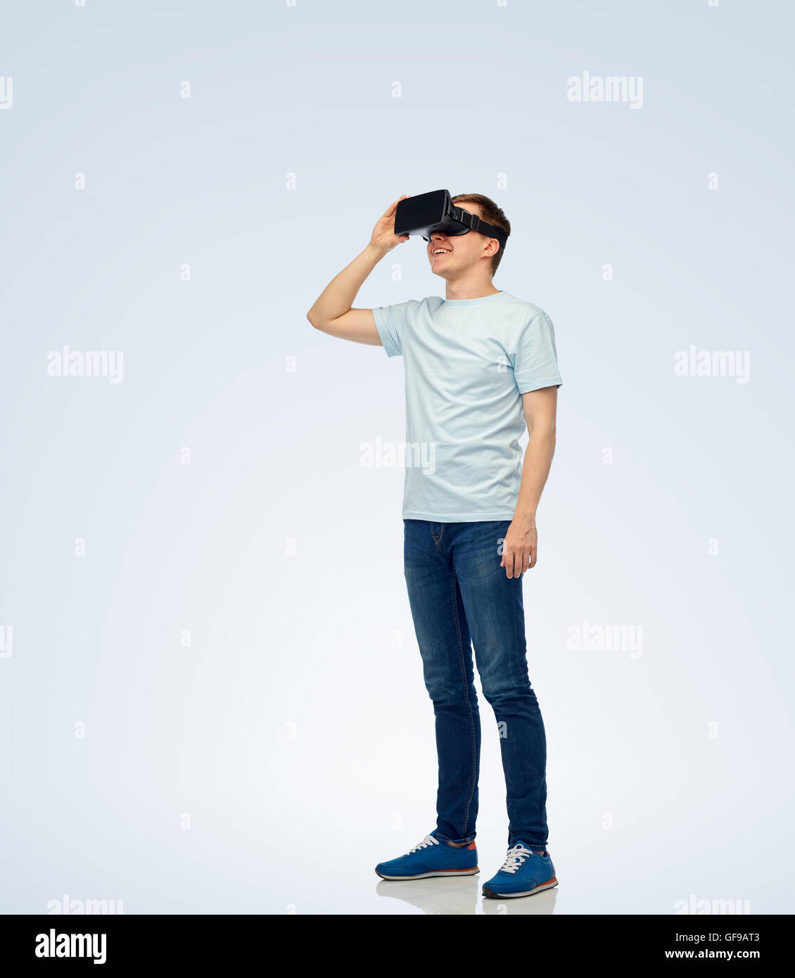 Hombre feliz en casco de realidad virtual o gafas 3D Foto de stock