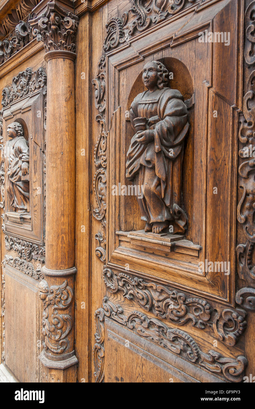 La antigua puerta de madera en la construcción de piedra en Tallinn Foto de stock