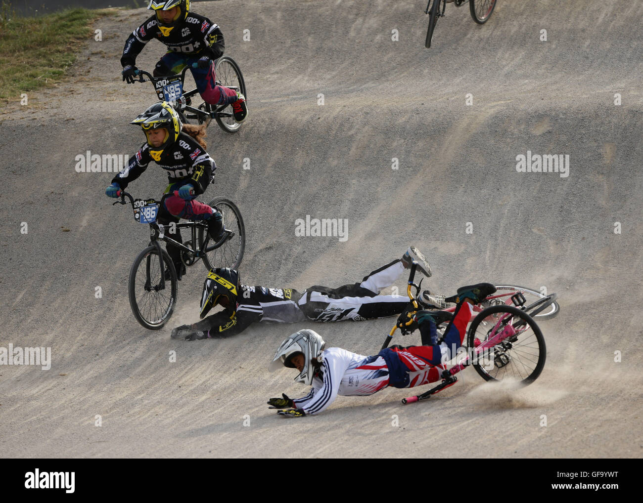 Los competidores crash sus bicicletas durante una carrera de BMX en el  Prudential RideLondon Grand Prix en el Lee Valley VeloPark, Queen Elizabeth  Olympic Park, en Londres Fotografía de stock - Alamy