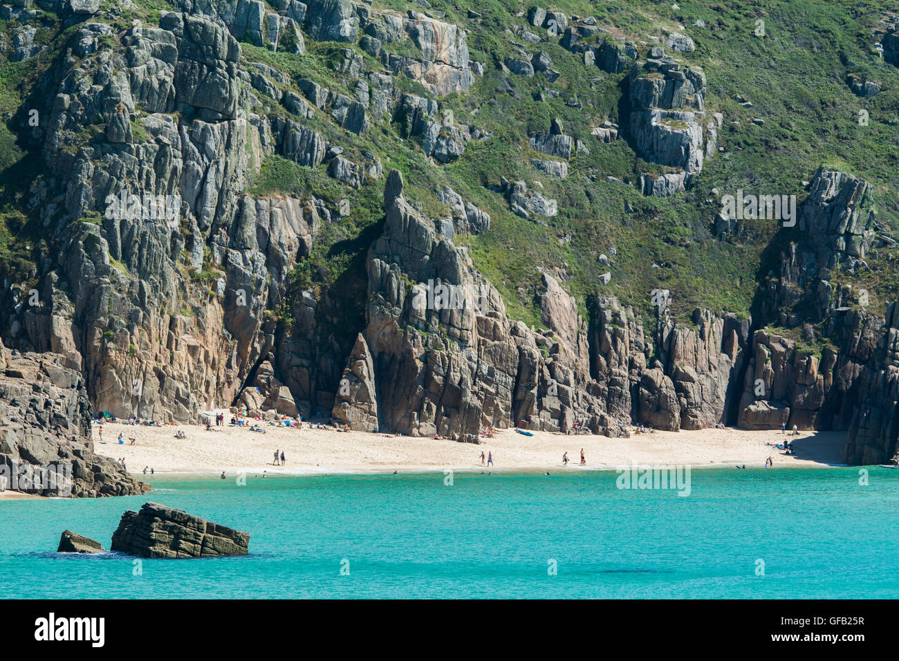 Porthcurno, Cornualles, en el Reino Unido. El 31 de julio de 2016. El clima del Reino Unido. Mar azul turquesa y soleados cielos claros para los visitantes a las playas de Porthcurno y Treen. Crédito: cwallpix/Alamy Live News Foto de stock