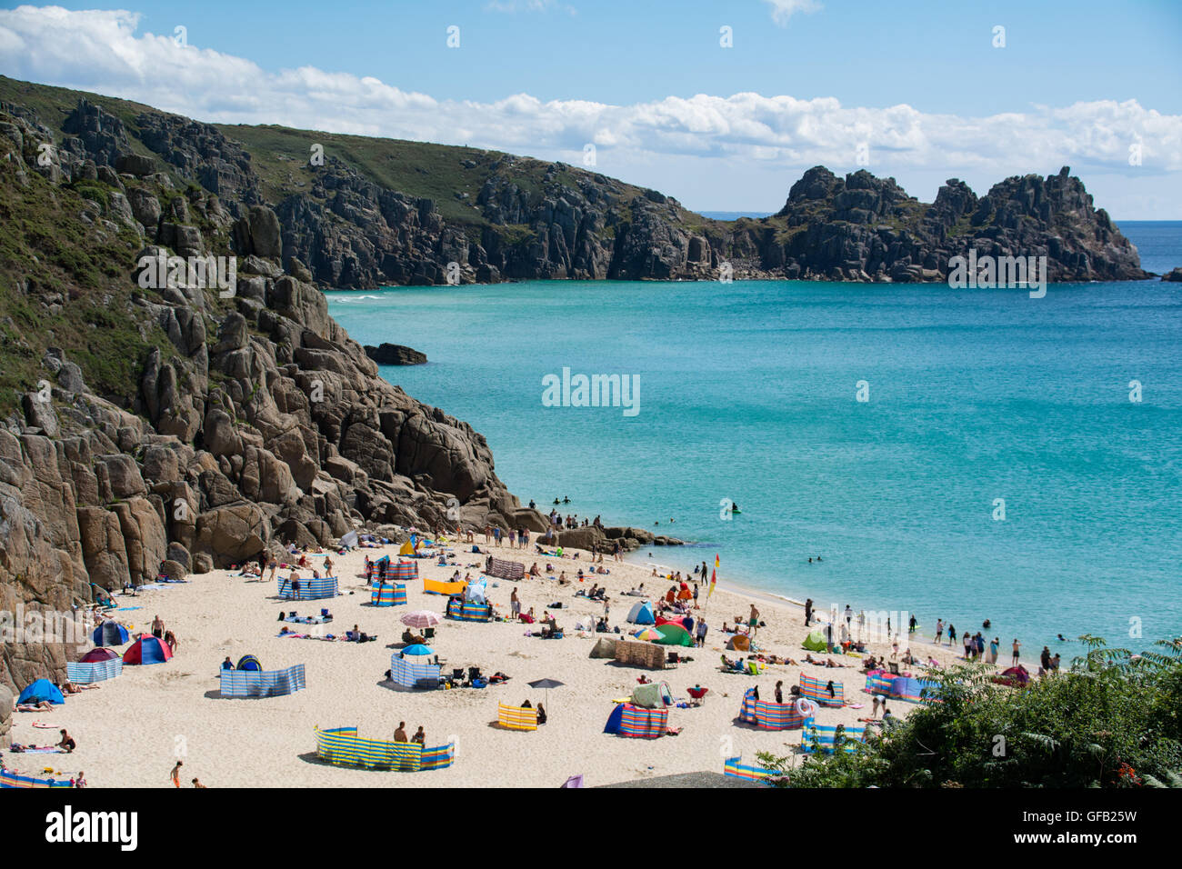 Porthcurno, Cornualles, en el Reino Unido. El 31 de julio de 2016. El clima del Reino Unido. Mar azul turquesa y soleados cielos claros para los visitantes a las playas de Porthcurno y Treen. Crédito: cwallpix/Alamy Live News Foto de stock