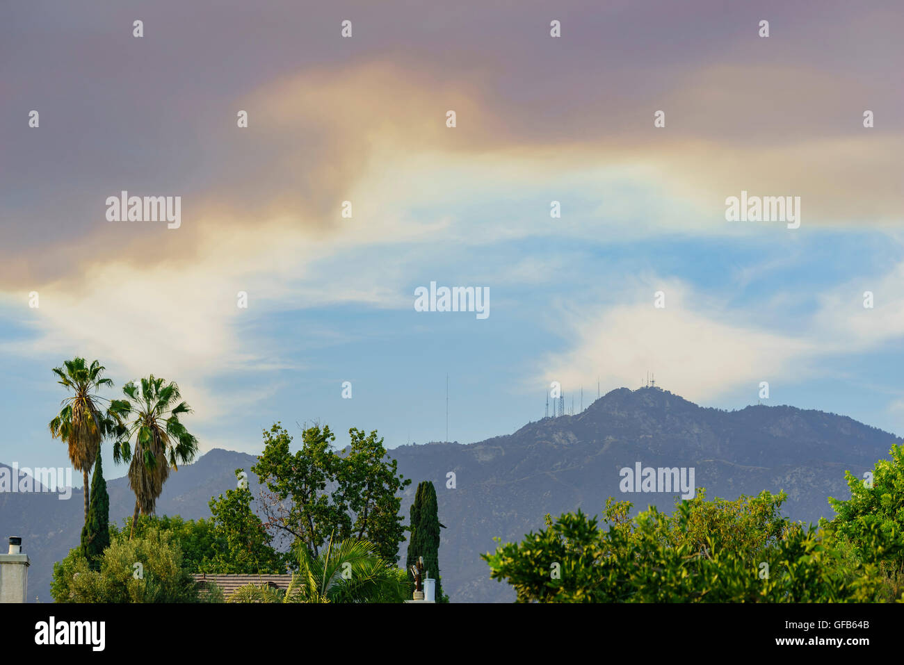 Super grande debido al humo de incendios silvestres cerca de Hollywood sobre San Gabriel Mountains en jul 22, 2016 Foto de stock