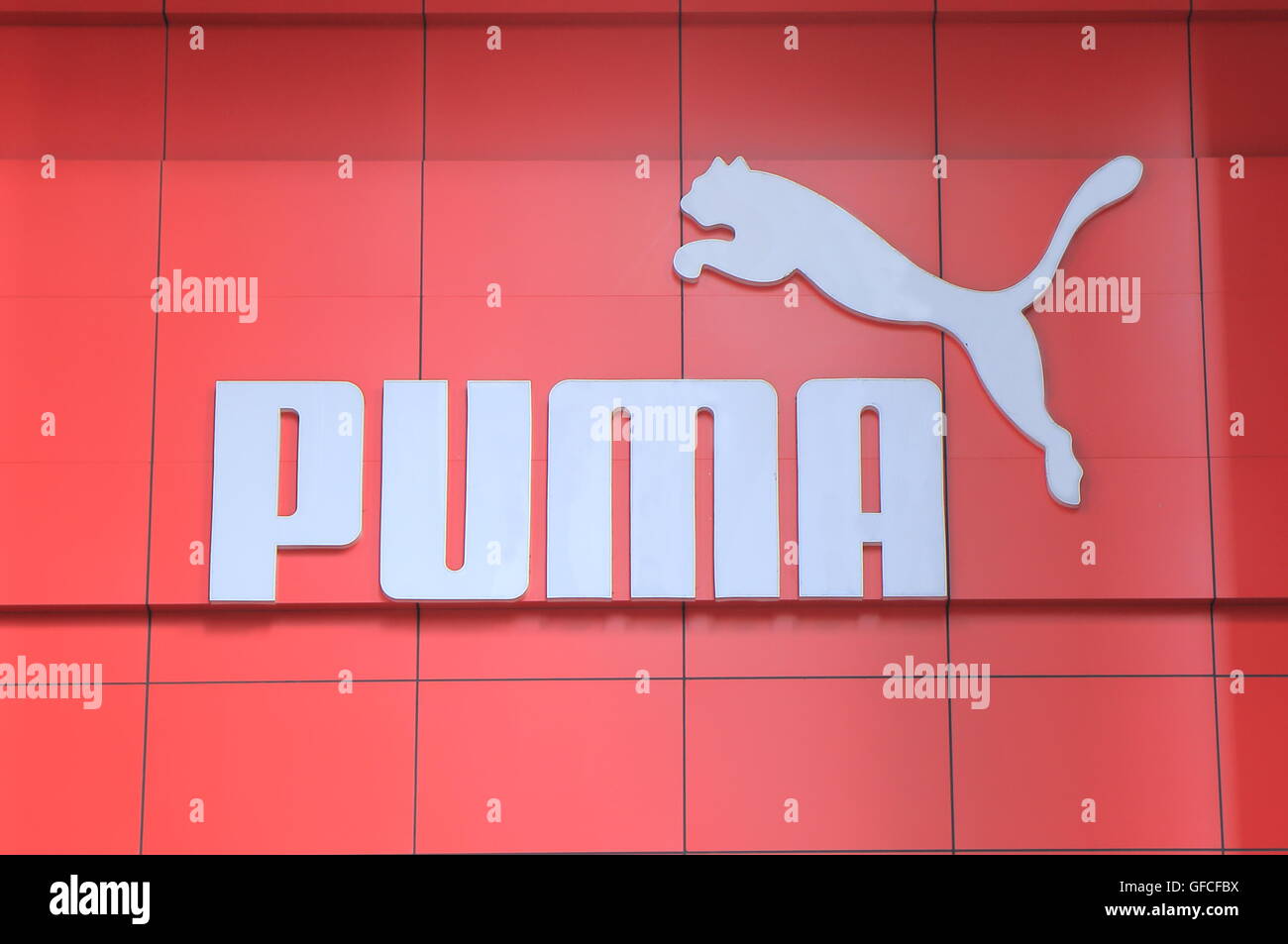 Puma el logotipo de la empresa, una gran empresa multinacional alemana  produce calzado y ropa deportiva Fotografía de stock - Alamy