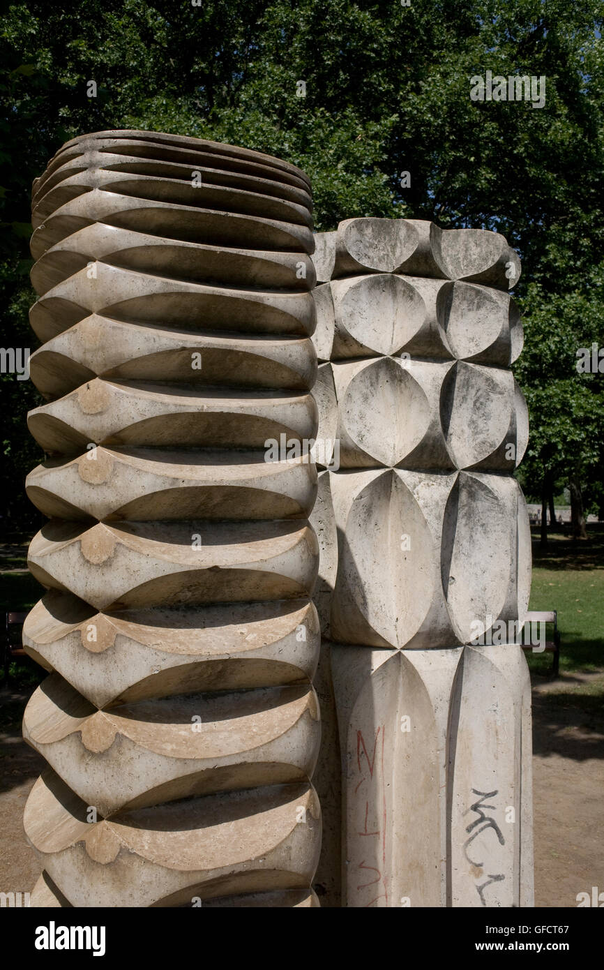 Concertina concretas escultura en el parque de la ciudad Foto de stock