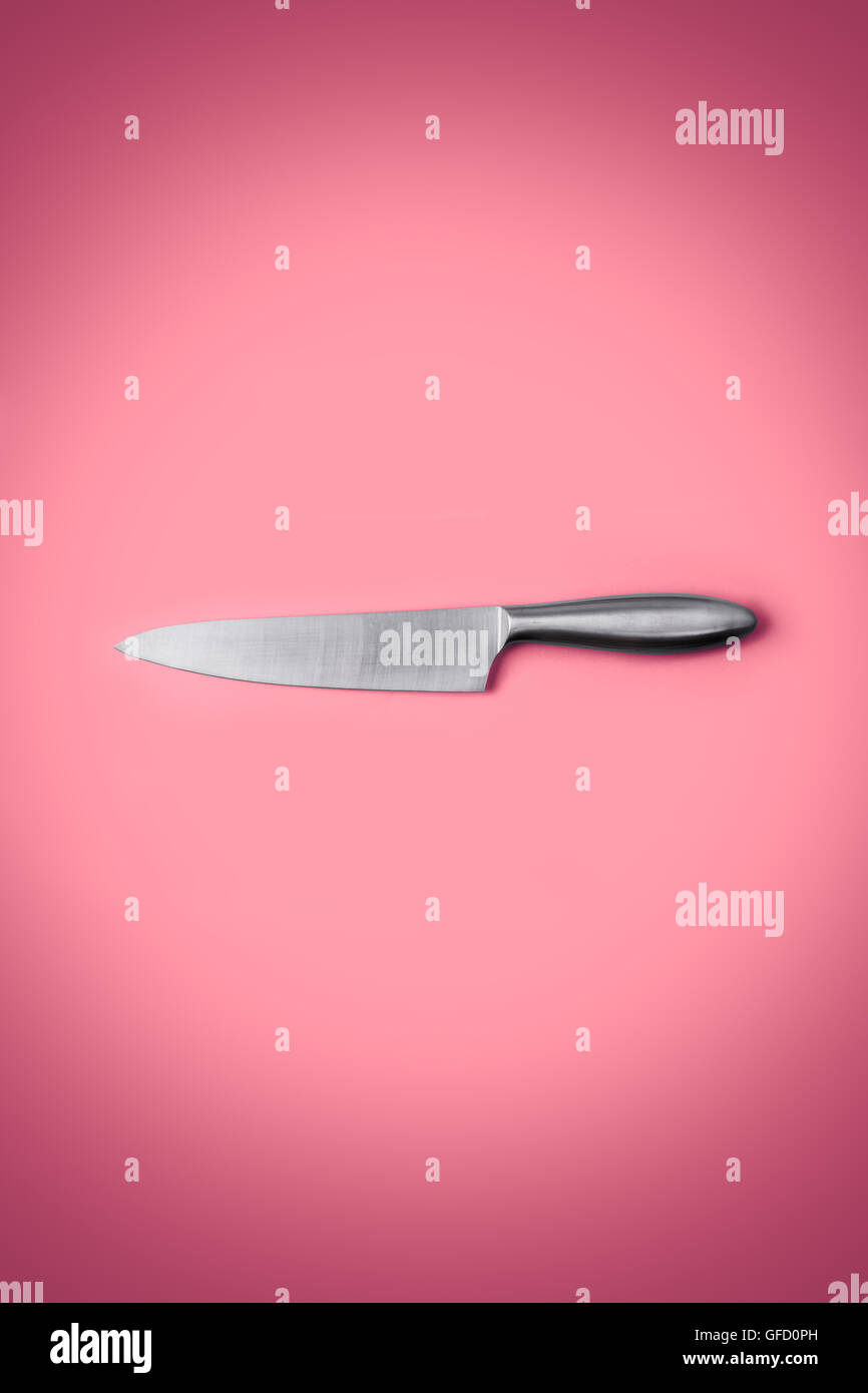 https://c8.alamy.com/compes/gfd0ph/cuchillo-de-cocina-de-acero-inoxidable-aislado-sobre-fondo-de-color-rosa-gfd0ph.jpg