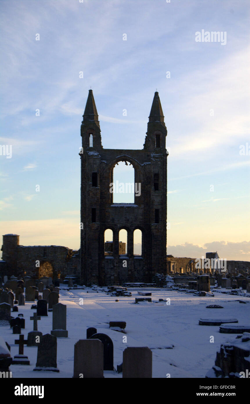 La Catedral de San Andrés al amanecer en la nieve, St Andrews, Escocia Foto de stock