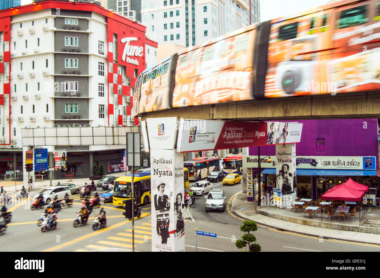 El monorraíl y el tráfico, en la intersección de la calle Jalan Tunku Abdul Rahman y Jalan Sultan Ismail, Kuala Lumpur, Malasia Foto de stock