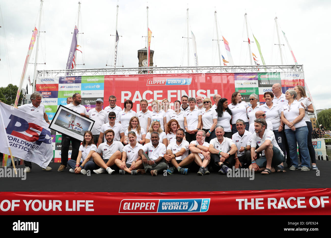 Equipo de Logística PSP foto de grupo durante la etapa final de la Clipper Round the World Yacht Race en St Katharine Docks, Londres. Foto de stock