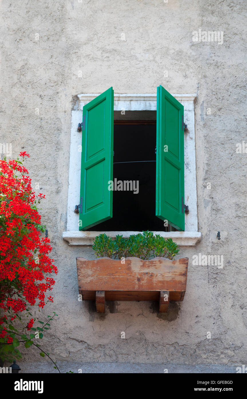 Ventana Verde en Limone Village, Italia Foto de stock