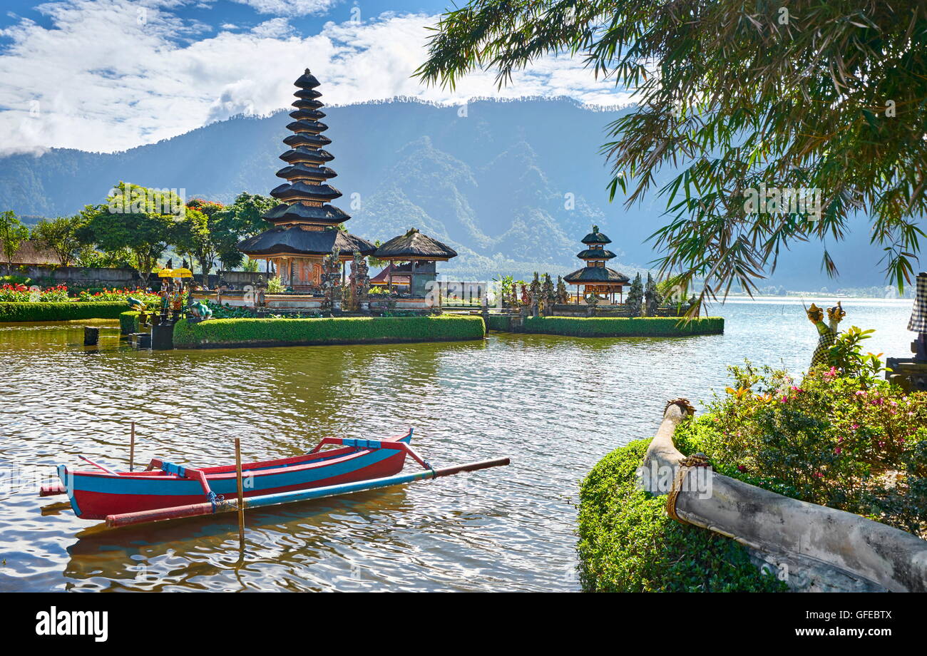 Pura Ulun Danu Bratan Templo en el lago, Bali, Indonesia Foto de stock