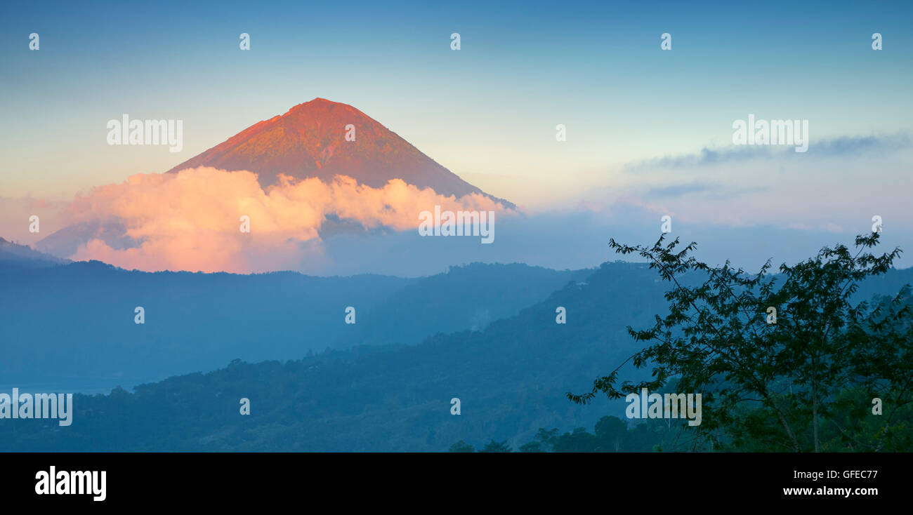 Volcán Gunung Agung al atardecer, Bali, Indonesiawilderness Foto de stock