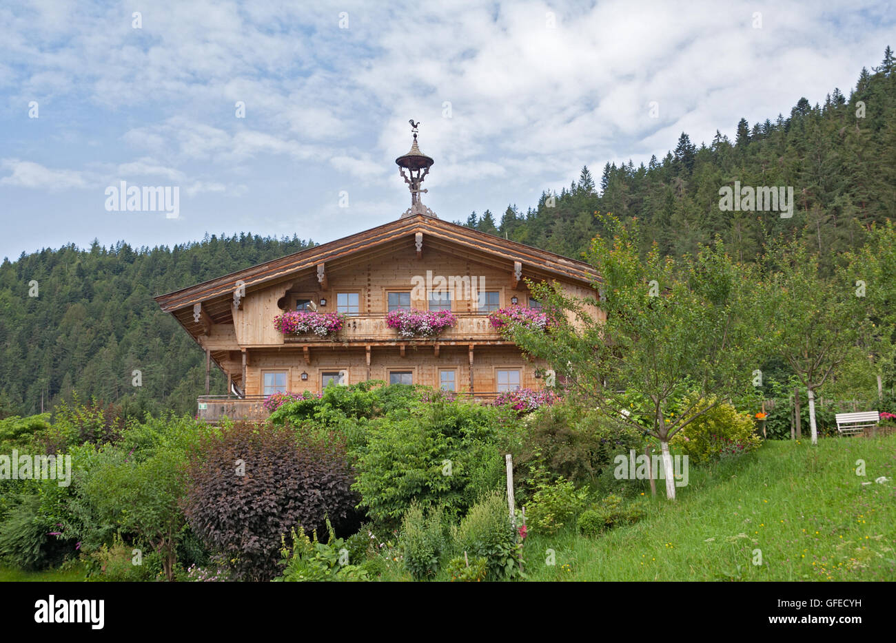 Antigua masía en la región wilder Kaiser, Tirol, Austria Foto de stock