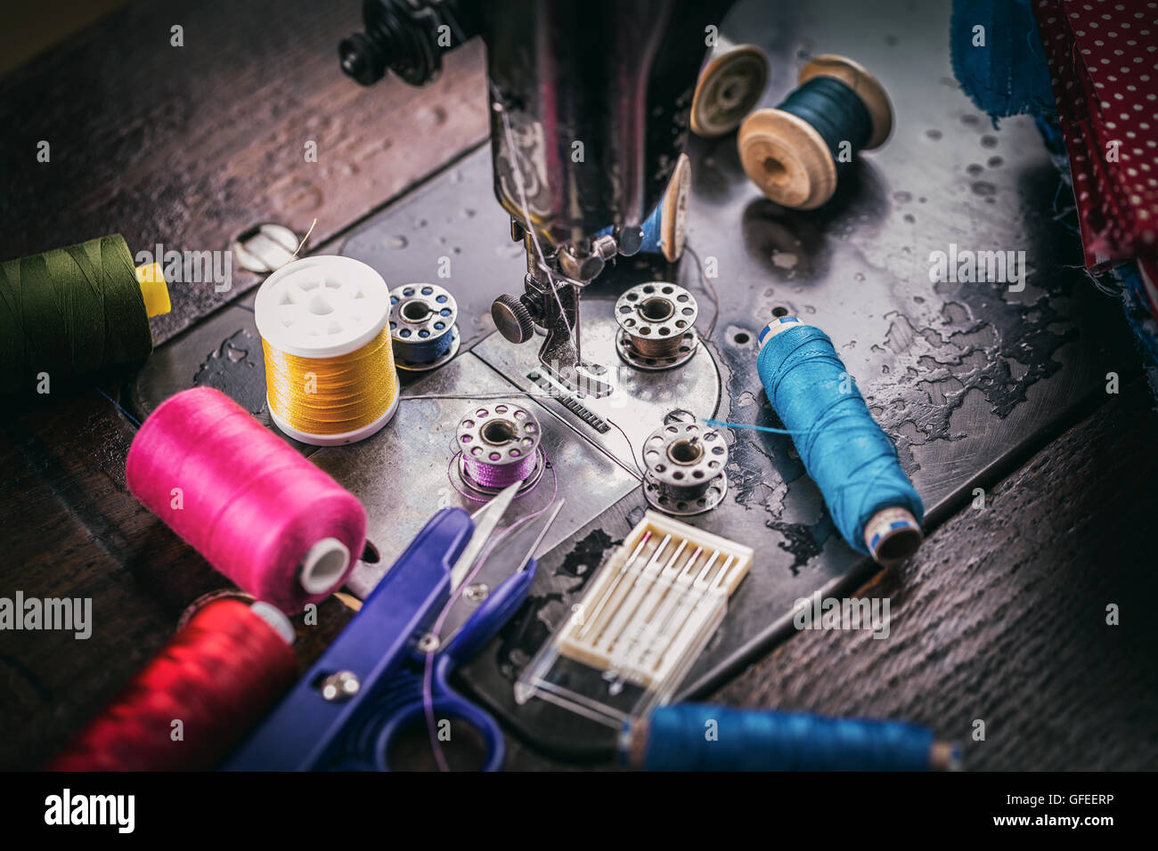 Máquina de coser con utensilios para coser la costura Foto de stock