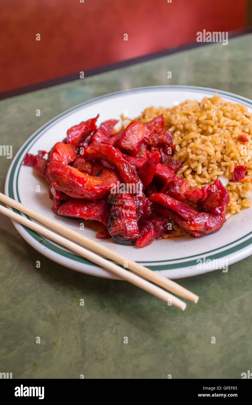 Deshuesada chino bbq costillas de cerdo con arroz frito Foto de stock