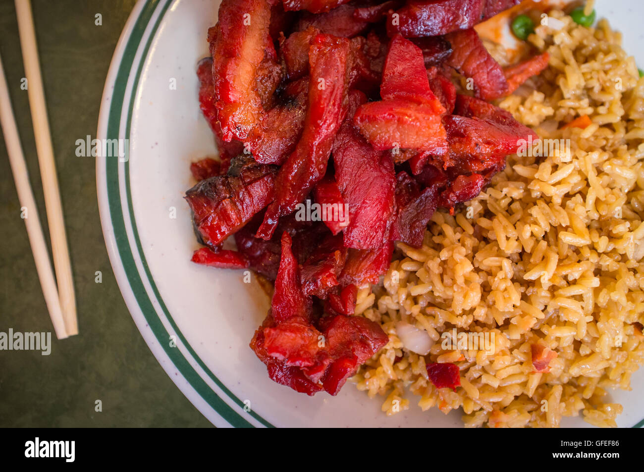 Deshuesada chino bbq costillas de cerdo con arroz frito Foto de stock