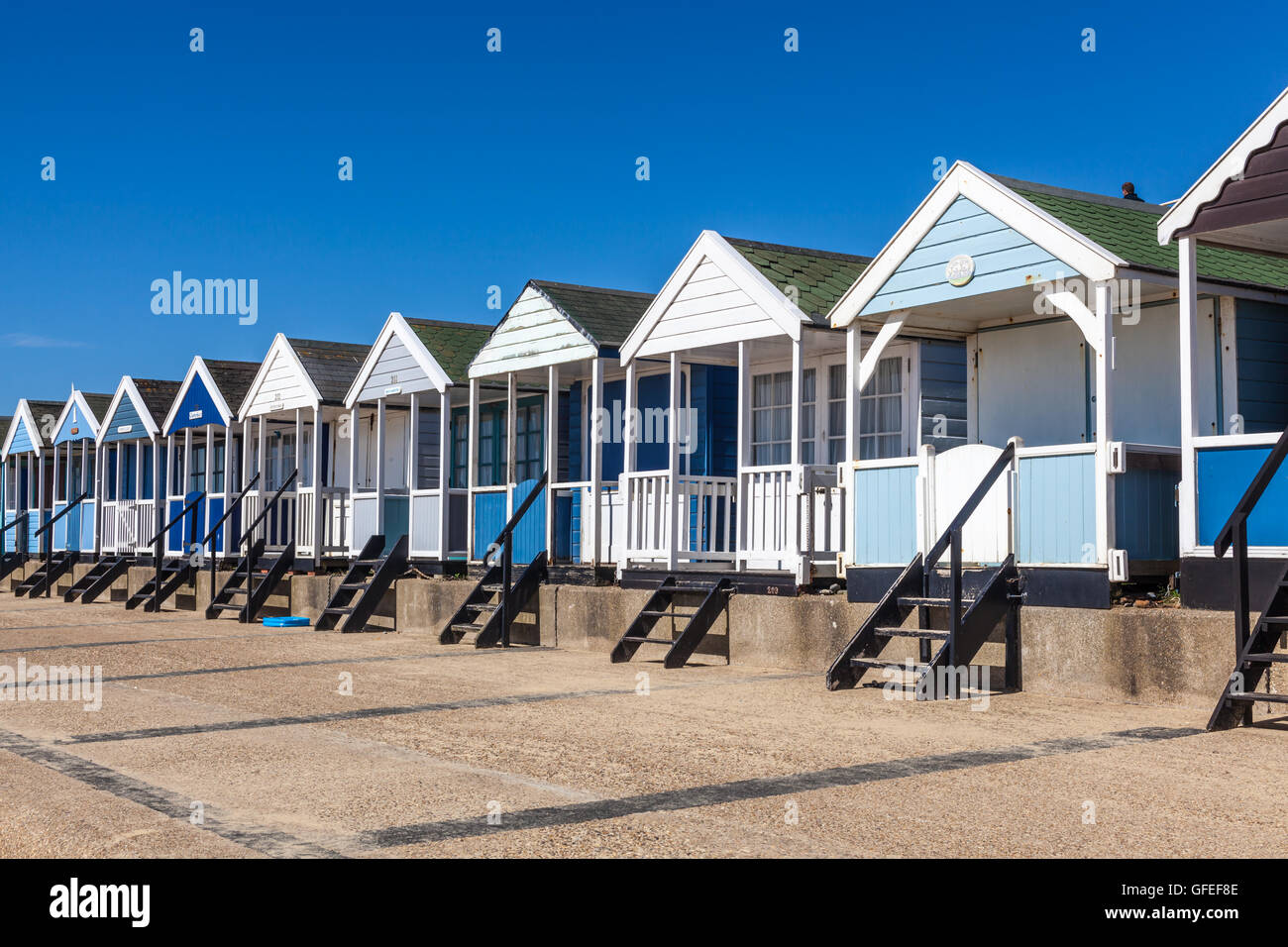 Vista de cabañas de playa en la costa de Suffolk southwold uk Foto de stock