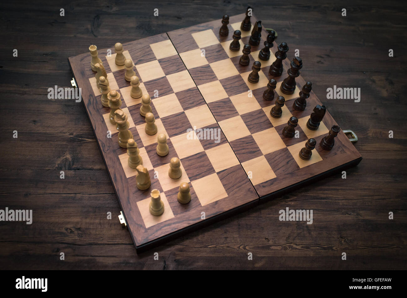Piezas de ajedrez y consejo, creado para el inicio de juego Fotografía de  stock - Alamy