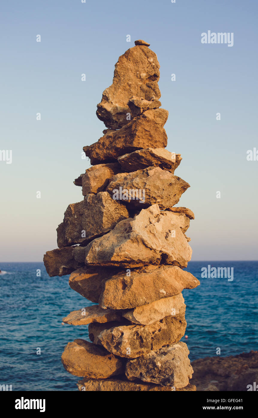 Balanza de piedras sobre el Seacoast Foto de stock