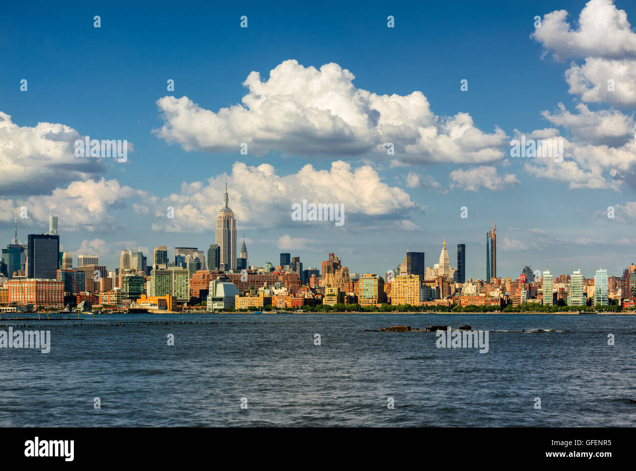 Manhattan Midtown West rascacielos, West Village y el río Hudson con el paso de las nubes. La Ciudad de Nueva York Foto de stock