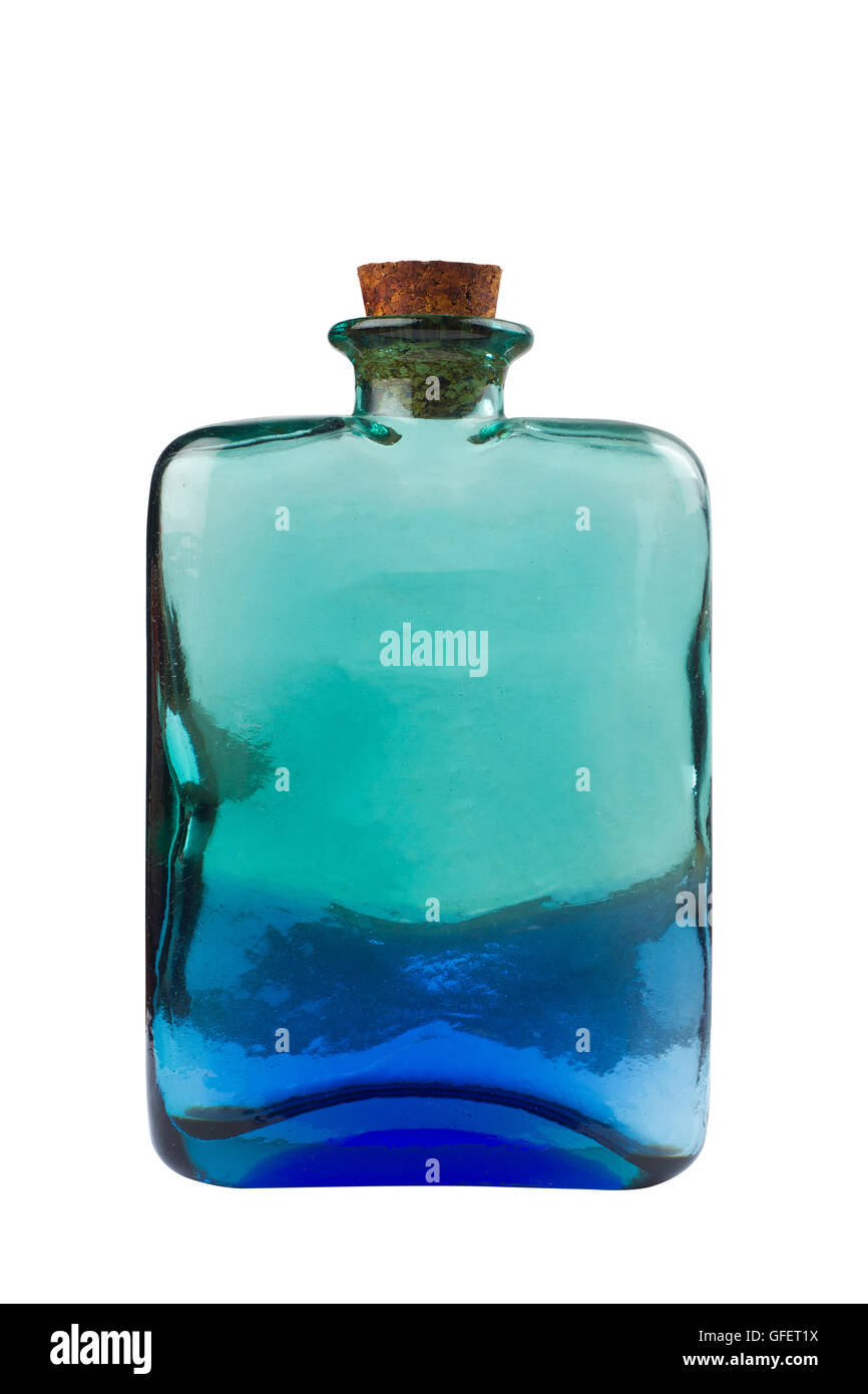 El frasco transparente de cristal azul pequeña con corcho aislado en blanco Foto de stock