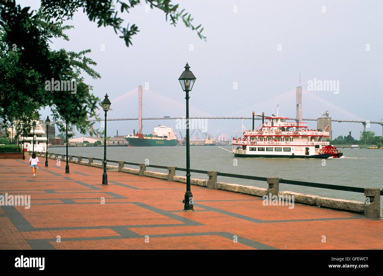 River Street, Savannah, Georgia, EE.UU. Stern paddle wheeler el Savannah River Queen. Gran sabana bridge y el puerto más allá Foto de stock
