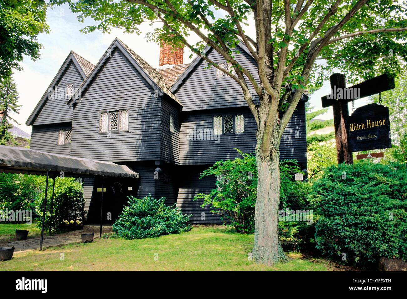 El witch House de Nueva Inglaterra colonial pueblo de Salem, Massachusetts,  . Uno de los hogares donde la bruja juicio víctimas vivían Fotografía  de stock - Alamy