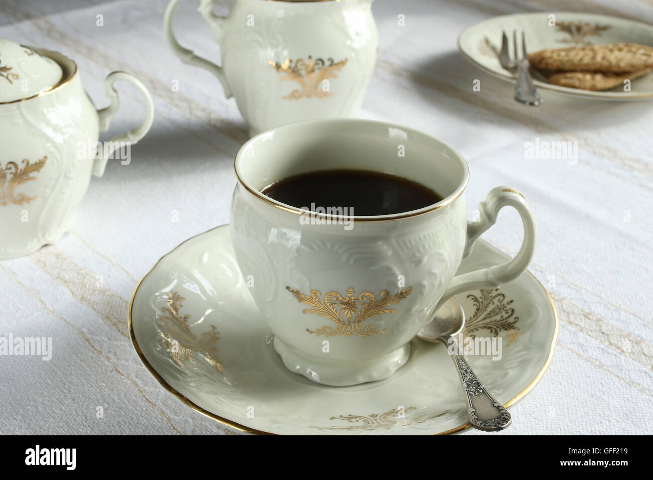 Elegante taza de café de porcelana, merienda Foto de stock