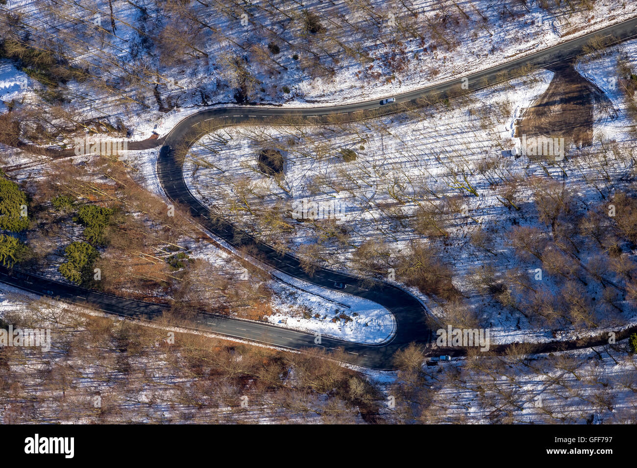 Vista aérea, L776 Bödefelder carretera S-curve en invierno Fredeburg, vista aérea de Schmallenberg, Sauerland, Renania del Norte Westfalia, Foto de stock