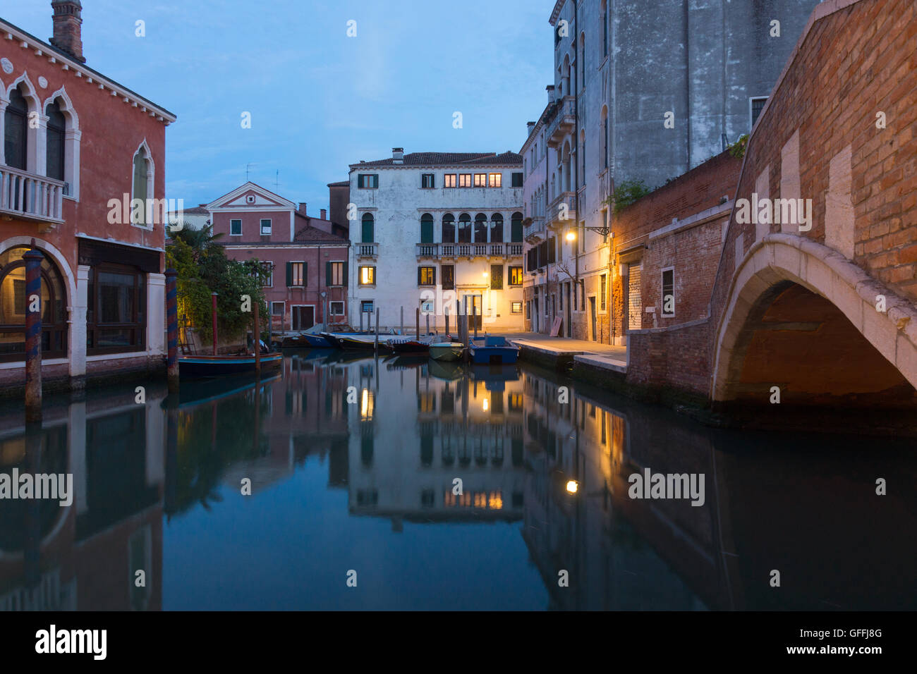 Rio del Malcanton al atardecer visto desde fuera, el Hotel Al Sole en Venecia. Foto de stock